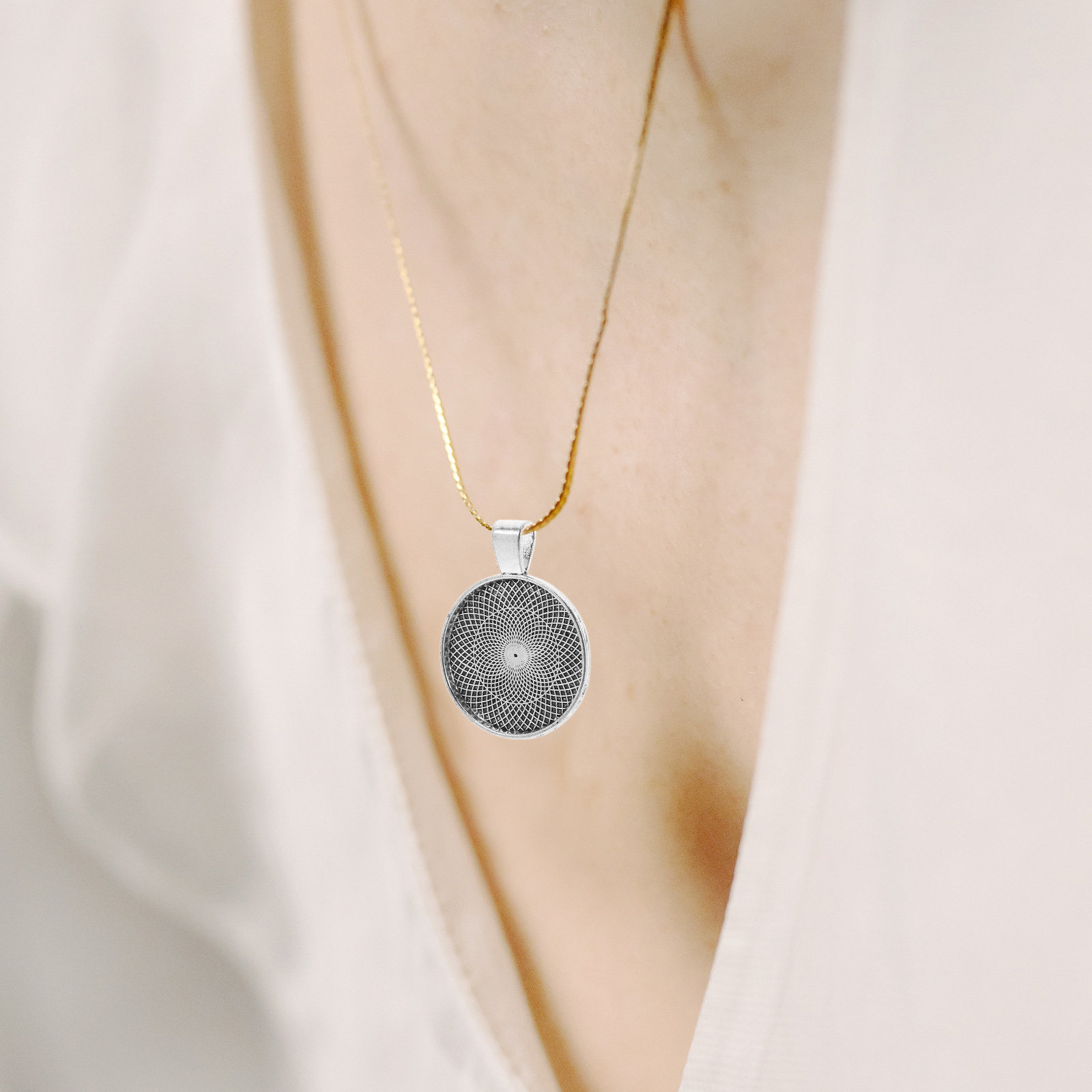 40 قطعة من قواعد المعلقات المس - مراجعة Bezels Pendant Resin وسعره